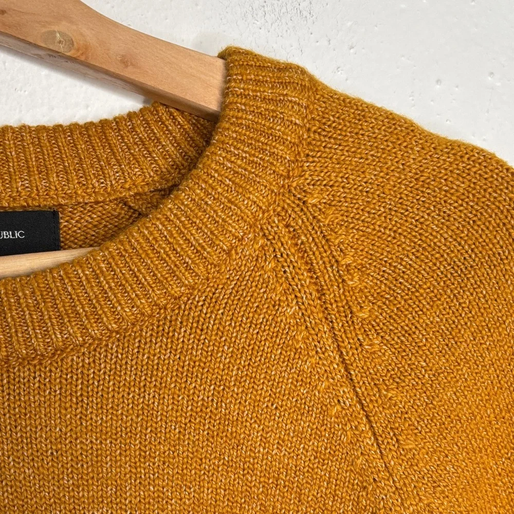 Banana Republic Cozy Essential Crewneck Sweater Golden Grass Size Small EUC